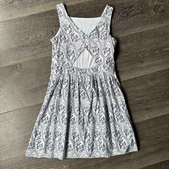 Loft dress with back cut-out - Picture 2 of 4